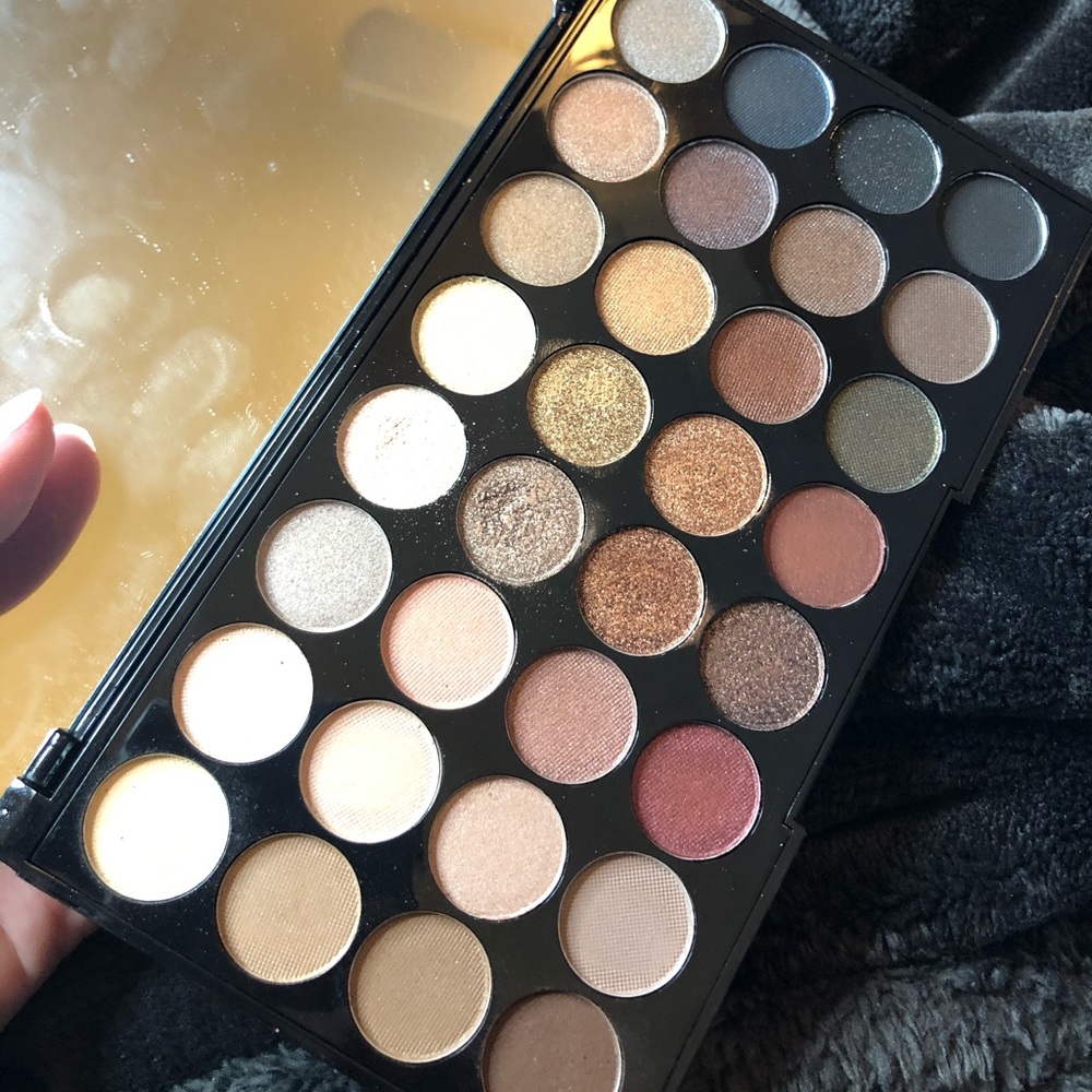 Make Up Revolution Ultra Eyeshadows Palette